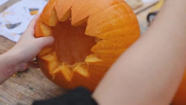 Pompoen Klaarmaken Voor Halloween Handen Van Een Volwassene Snijden Een — Stockvideo