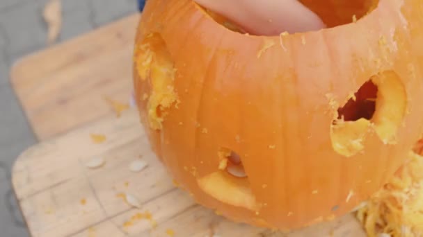 Ręce Dziecka Oczyszczającego Dynię Środka Dekoracji Halloween Przygotowuję Dynię Halloween — Wideo stockowe