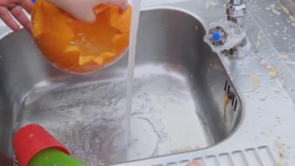 Gros Plan Mains Enfants Lavant Une Citrouille Sous Robinet Faisant — Video