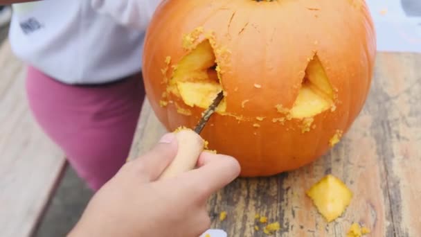 Forbereder Græskar Til Halloween Hænderne Voksen Skærer Skræmmende Figur Med – Stock-video