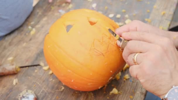 Preparare Zucca Halloween Mani Adulto Intagliano Una Figura Spaventosa Con — Video Stock