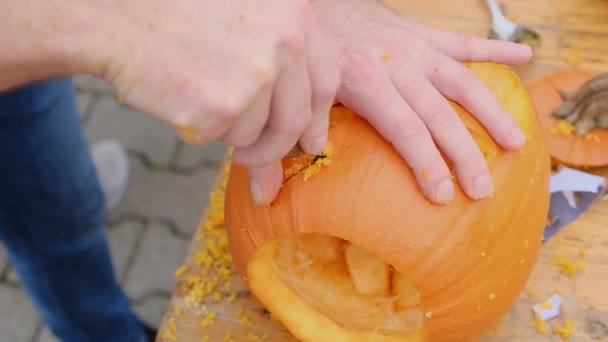 Kürbis Für Halloween Vorbereiten Die Hände Eines Erwachsenen Schnitzen Mit — Stockvideo