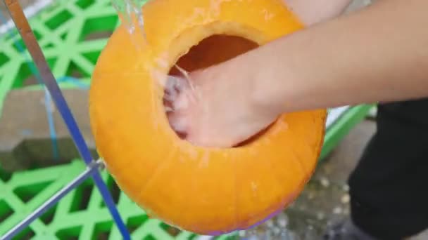 Close Adulto Mulheres Mãos Lavar Uma Abóbora Sob Torneira Fazendo — Vídeo de Stock