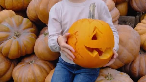 Szczęśliwa Mała Blondynka Trzymać Pustą Złowrogą Dynię Rękach Dzień Halloween — Wideo stockowe