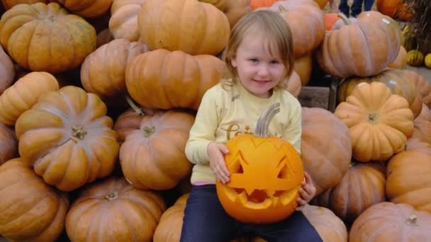 Happy Bambina Tenere Una Zucca Sinistra Vuota Mano Giorno Halloween — Video Stock