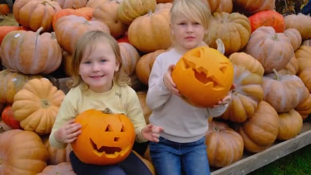 Děti Drží Prázdnou Zlověstnou Dýni Rukou Halloween Den Pozadí Dýně — Stock video