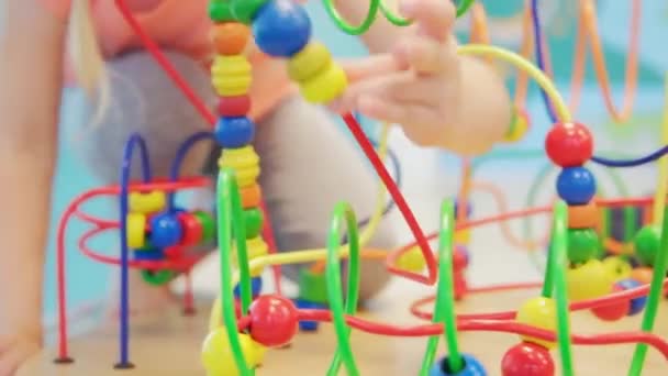 Kinder Hände Spielen Holz Draht Labyrinth Lernspiel Spielzeug Kleinkind Blöcke — Stockvideo