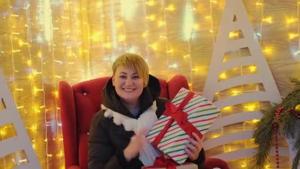 Mulher Feliz Manter Caixa Presente Natal Com Uma Fita Vermelha — Vídeo de Stock