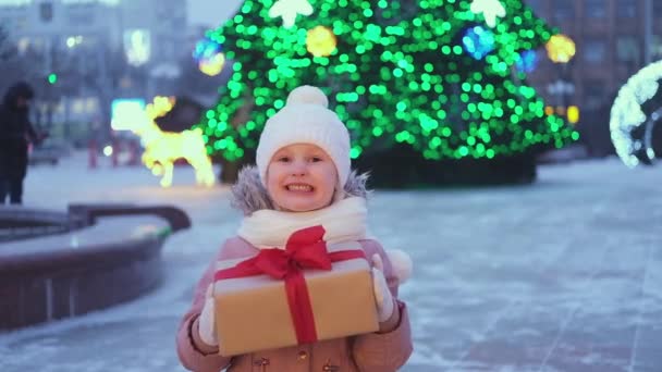 Felice Bambina Con Regalo Natale Scatola Inverno All Aperto Vigilia — Video Stock