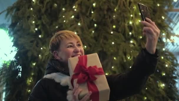 Πορτρέτο Της Ευτυχισμένης Καυκάσιας Γυναίκας Στέκεται Έξω Χριστουγεννιάτικο Δώρο Και — Αρχείο Βίντεο