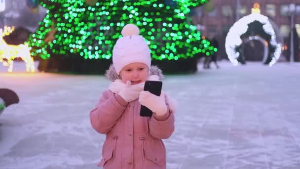 Niña Está Parada Calle Cerca Del Árbol Luces Navidad Hablando — Vídeos de Stock