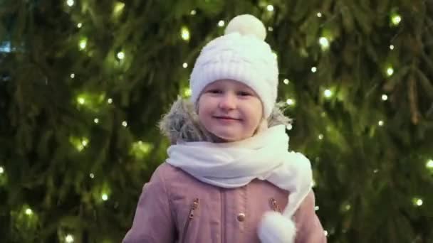 Щаслива Маленька Дівчинка Зимовому Одязі Махала Рукою Камери Посміхалася Крупним — стокове відео