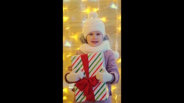 Gelukkig Klein Meisje Met Kerstdoos Cadeau Winter Buiten Kerstavond Kerstcadeautjes — Stockvideo
