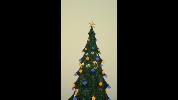 Bela Árvore Natal Cintilante Praça Noite Brilho Estrela — Vídeo de Stock