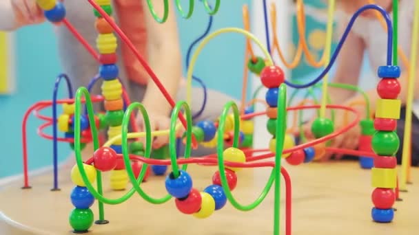 Crianças Mãos Jogando Fio Madeira Labirinto Educativo Jogo Brinquedo Blocos — Vídeo de Stock