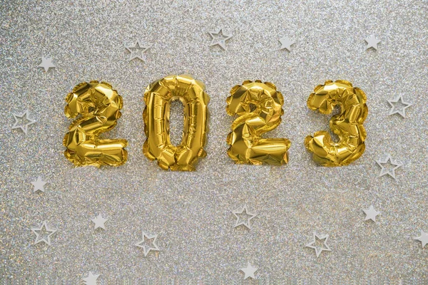 2023 Globos Lámina Oro Confeti Sobre Fondo Brillo Plateado Concepto — Foto de Stock