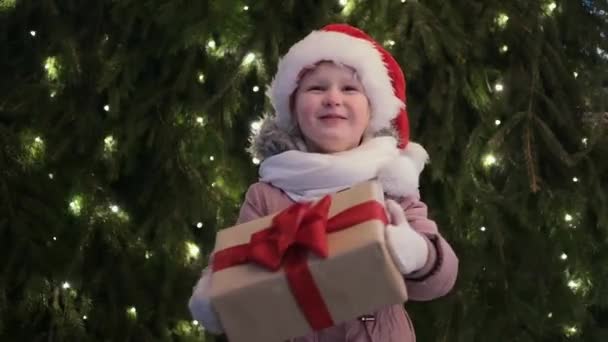 Счастливая Маленькая Девочка Шляпе Санта Клауса Подарком Рождество Рождественские Подарки — стоковое видео