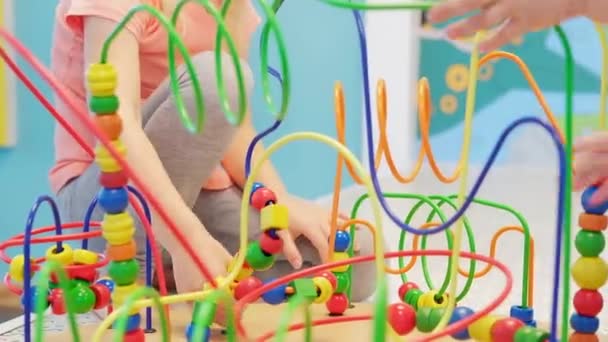Çocuklar Eller Tahta Tel Labirent Eğitimli Oyuncak Blokları Oynuyor Mantık — Stok video