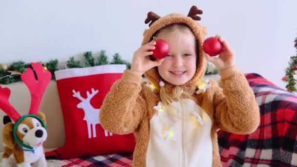 Usmívající Dítě Kostýmu Jelena Dívá Kamery Dělá Legrační Obličej Červenými — Stock video