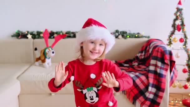Sonriente Niña Santa Claus Sombrero Bailando Divirtiéndose Mirando Cámara Retrato — Vídeos de Stock