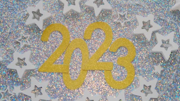 銀のお祝いの輝きの背景とクリスマスライト上のゴールド番号2023 2023年あけましておめでとうございます 休日のポスターやバナーデザイン — ストック動画