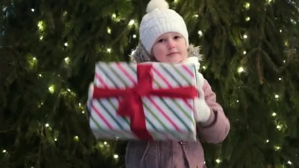 Glückliches Kleines Mädchen Mit Weihnachtsgeschenk Winter Freien Heiligabend Weihnachtsgeschenke Für — Stockvideo