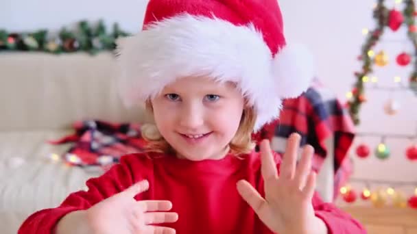 Criança Menina Feliz Criança Papai Noel Acena Mãos Olhando Para — Vídeo de Stock
