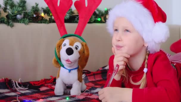 Bonne Petite Fille Dans Chapeau Père Noël Trouve Sur Lit — Video