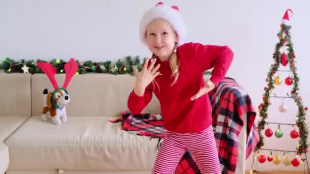 Усміхнена Дівчинка Капелюсі Санта Клауса Танцює Розважаючись Дивлячись Камеру Портрет — стокове відео
