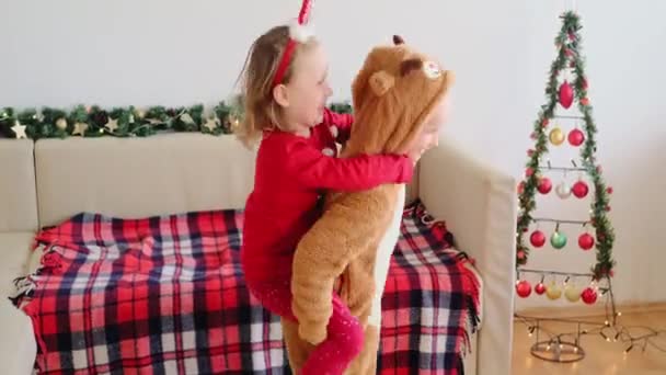 Jolies Petites Filles Souriantes Enfant Dansant Ensemble Célébrant Noël Visages — Video