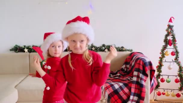Улыбающиеся Девочки Санта Клаусе Танцуют Веселятся Глядя Камеру Портрет Рождественской — стоковое видео