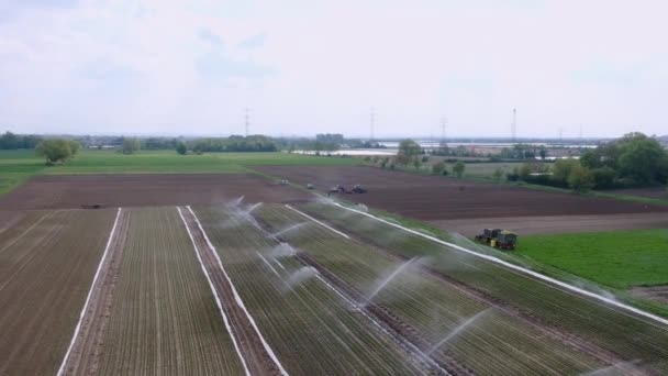 Bevattning Åkrar Med Konstbevattnade Maskiner Och Jordbruksmaskiner Vattna Fältet — Stockvideo