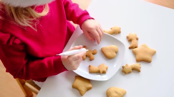 Crianças Mãos Pintando Biscoitos Gengibre Cozinhar Biscoitos Gengibre Gengibre Natal — Vídeo de Stock