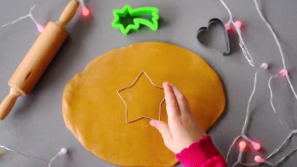 Dłonie Dzieci Cięcia Imbirowe Ciasto Cutter Tradycyjnych Ciasteczek Świątecznych Surowe — Wideo stockowe
