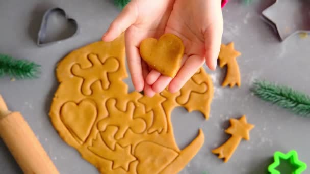 Dłonie Dzieci Cięcia Imbirowe Ciasto Cutter Tradycyjnych Ciasteczek Świątecznych Surowe — Wideo stockowe