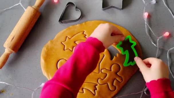 Детские Руки Режут Имбирное Тесто Помощью Резака Сделать Традиционное Рождественское — стоковое видео