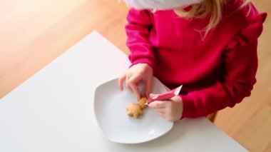 Çocukların elleri zencefilli kurabiye boyuyor. Noel kurabiyesi pişiriyorum zencefilli kurabiye.