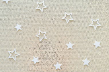 Beyaz yıldızlı altın parıltılı parti arka planı. Parlak Noel sancağı