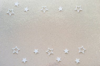 Beyaz yıldızlı altın parıltılı parti arka planı. Parlak Noel sancağı