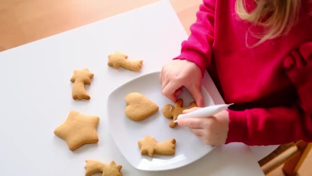 Mani Bambini Dipingono Biscotti Pan Zenzero Cottura Natale Biscotti Allo — Video Stock