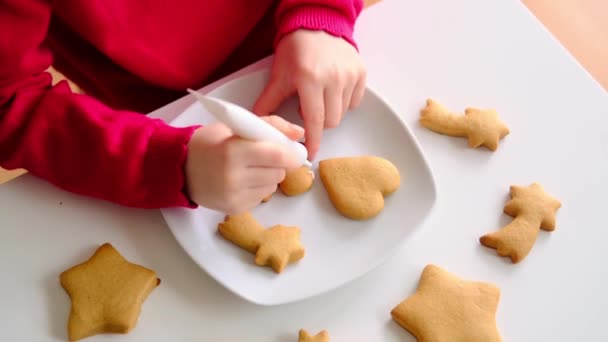 Dětské Ruce Malují Perníkové Sušenky Vaření Vánoční Perník Zázvorové Sušenky — Stock video
