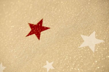 Bej doğal kumaş pulları ve yıldızlar. Noel arkaplanı