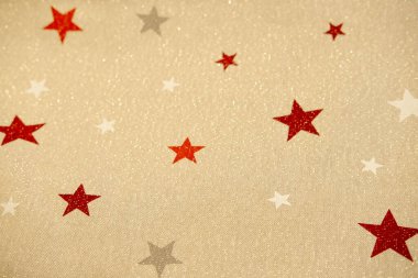 Bej doğal kumaş pulları ve yıldızlar. Noel arkaplanı