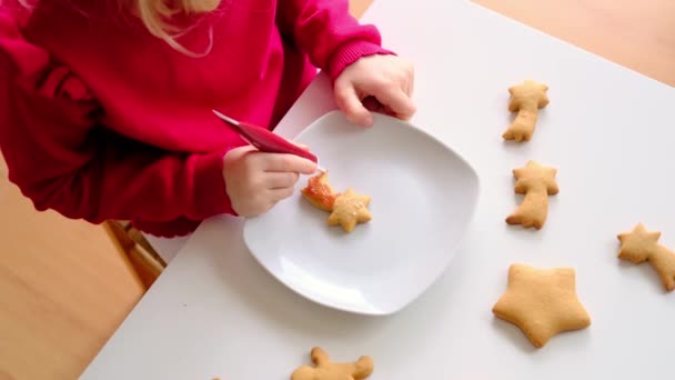 Παιδικά Χέρια Ζωγραφίζουν Μπισκότα Μελόψωμο Μαγειρεύοντας Χριστουγεννιάτικα Μπισκότα Τζίντζερ — Αρχείο Βίντεο