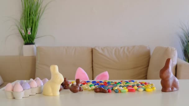 Två Barn Flickor Jaga Choklad Ägg Hemma Bordet Roliga Barn — Stockvideo