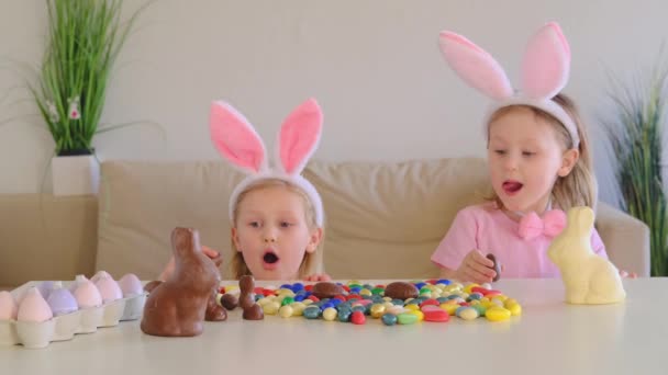 Маленькі Діти Сестри Кролячими Вухами Полюють Шоколадні Яйця Їдять Сміються — стокове відео