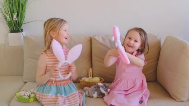 Дві Маленькі Сестри Сидять Дивані Одягаються Одна Одну Великдень Підготовка — стокове відео