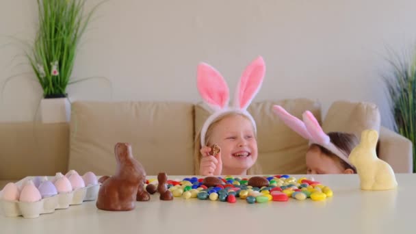 Маленькі Діти Сестри Кролячими Вухами Полюють Шоколадні Яйця Їдять Сміються — стокове відео