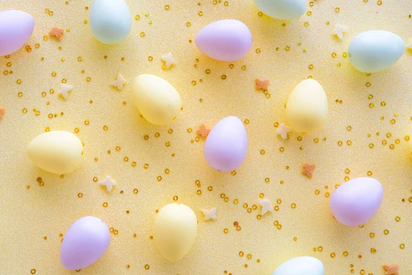 Colorate Uova Pasqua Coriandoli Sfondo Giallo Caccia Alle Uova Modello — Foto Stock