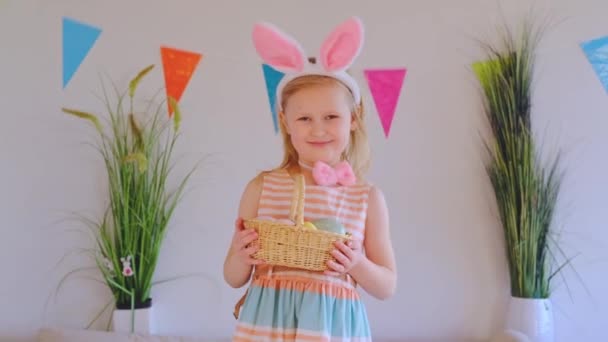 Щаслива Дівчинка Кролячих Вухах Тримає Великодні Яйця Руках Вдома Весела — стокове відео